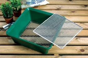 35 X 35 X 12,5 Cm 2-in-1 Boden- Und Gartensieb | Gartenzubehör Von Garland 1 35 X 35 X 12,5 Cm 2-in-1 Boden- Und Gartensieb | Gartenzubehör Von Garland